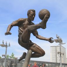 Dennis Bergkamp statue