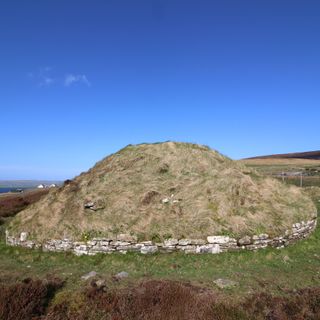 Taversoe Tuick, chambered cairn and nearby remains