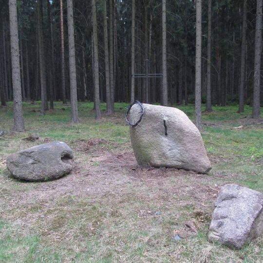 Kříž v lese severně od Kralovic