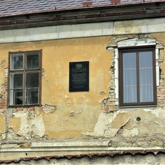 Pamětní deska Karla Aloise Vinařického na faře v Kováni