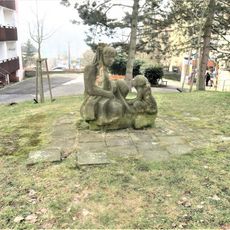 Socha Matka a dítě v ulici Vnější ve Vratislavicích nad Nisou