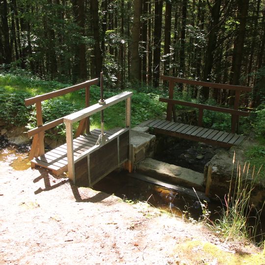 Lávka přes přepad z Dlouhé stoky na jižním úbočí Krásenského vrchu