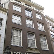 Pand met gevel onder rechte lijst met consoles en met gevelsteen