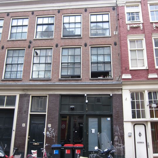 Pand met vijfraamsgevel onder rechte lijst