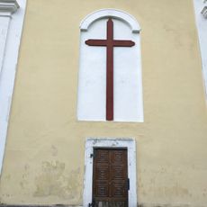 Pamětní kříž na západní stěně kostela ve Sloupu v Čechách