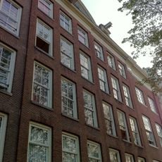 Pand met gevel, risaliet vormend ten opzichte van die van 46 en 50, onder rechte lijst waarop gebogen fronton