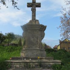 Barokní kamenný kříž na rozcestí v Borči