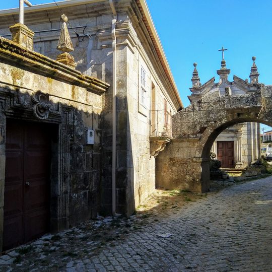 Quinta da Macieira, incluindo a casa, passadiço, pátio, portão de entrada, capela e quintal murado
