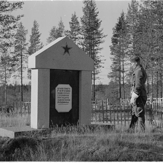 Братская могила советских воинов, погибших в боях с фашистскими захватчиками
