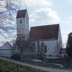 Katholische Kirche Mariä Heimsuchung mit Mauer