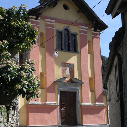 Pfarrkirche Santi Giacomo e Filippo mit Beinhaus und Pfarrhaus