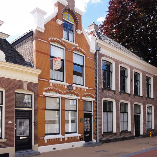 Woonhuis met gevel in eenvoudige Art Nouveau-stijl