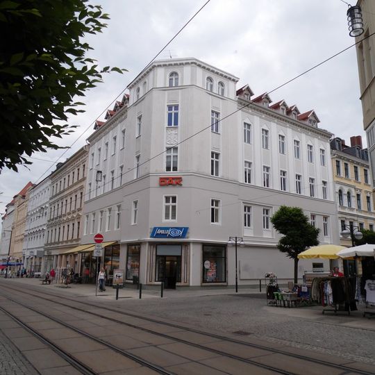 Mietshaus mit Laden in geschlossener Bebauung, Eckhaus Berliner Straße 20