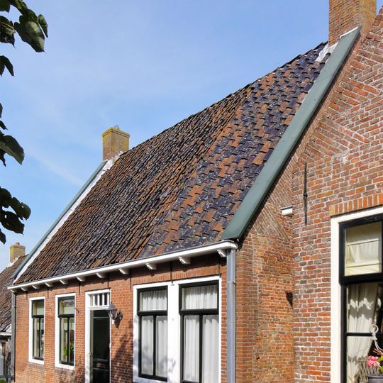 Woonhuis onder dwars zadeldak tussen twee topgevels