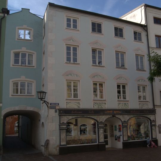 Wohn- und Geschäftshaus