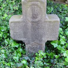 Grabkreuz am Brunnen 106
