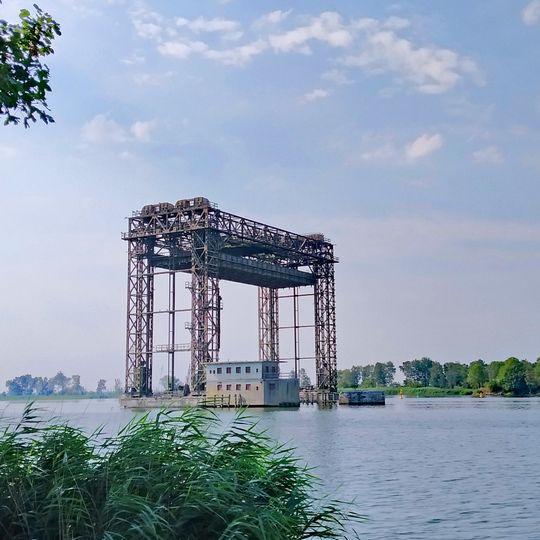 Ehemalige Eisenbahnhubbrücke. Seit 1945 außer Betrieb, jedoch gute Peilmarke. Länge 52m, Höhe 35 m