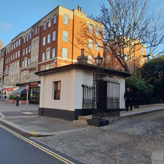 Lodge At North East End Of Earl's Terrace