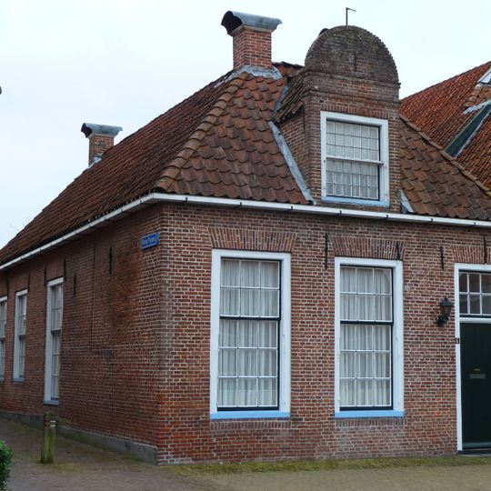 Woning onder schilddak met Vlaamse top