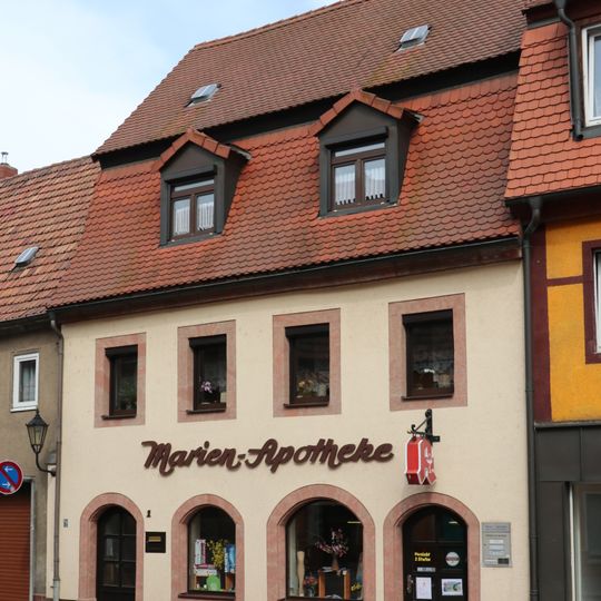 Wohnhaus mit Apotheke in geschlossener Bebauung Am Ring 1