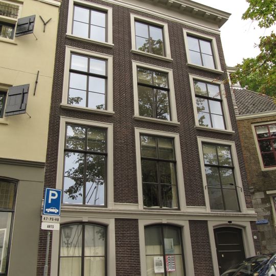 Pand met lijstgevel voor huis met souterrain, parterre en twee verdiepingen
