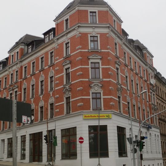 Mietshaus in geschlossener Bebauung in Ecklage Schloßteichstraße 1