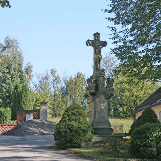 Kamenný krucifix s Pannou Marií Bolestnou