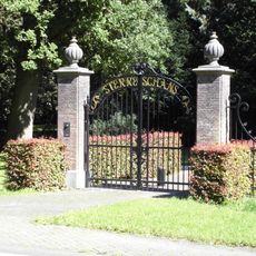 Sterreschans: Toegangshek met hekpijlers aan oprit van het koetshuis