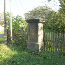 Podstavec ulomeného kříže na návsi v osadě Dolní Řepčice