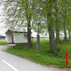 Kříž ve Velechvíně u křižovatky