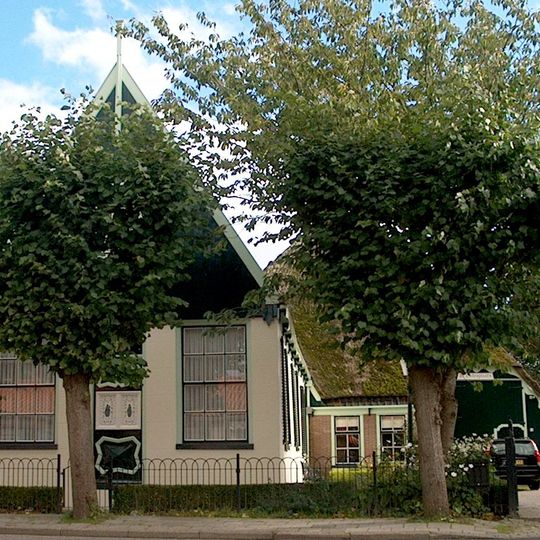 Farm house Lindenplaats. Stolp farm with far pertruding front, with remarkable decorated door and wooden gable top.