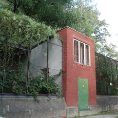 Vogelvolieren im Park der Villa Blanka