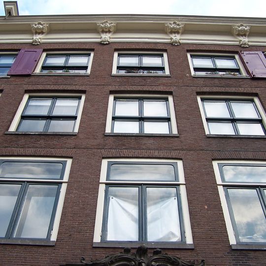 Dubbel huis met gevel onder rechte lijst met consoles en dwars dak