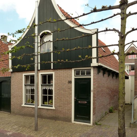 Pandje onder zadeldak tegen houten voorschot