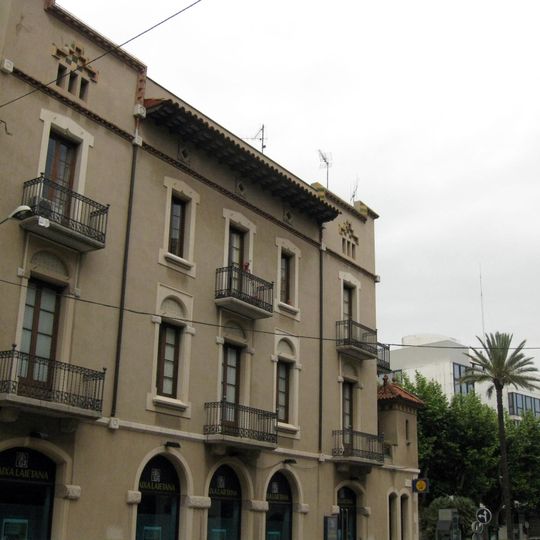 Conjunt d'edificis de la plaça Palmera, Carrer Camaño i Carrer Monturiol
