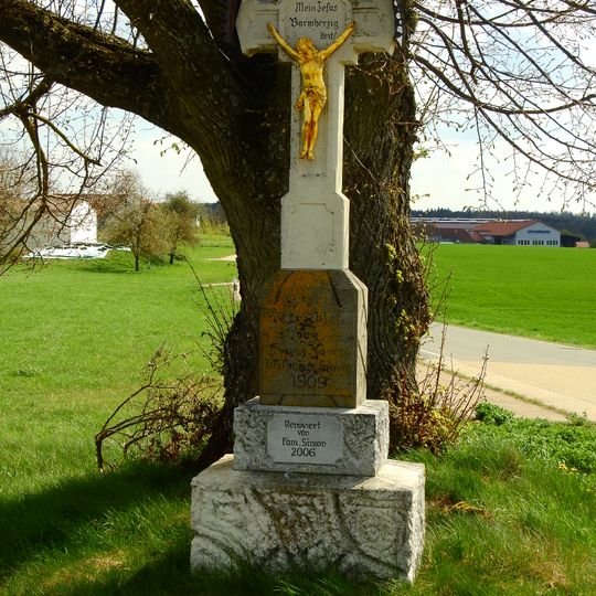Wegkreuz mit vergoldeter Gussfigur