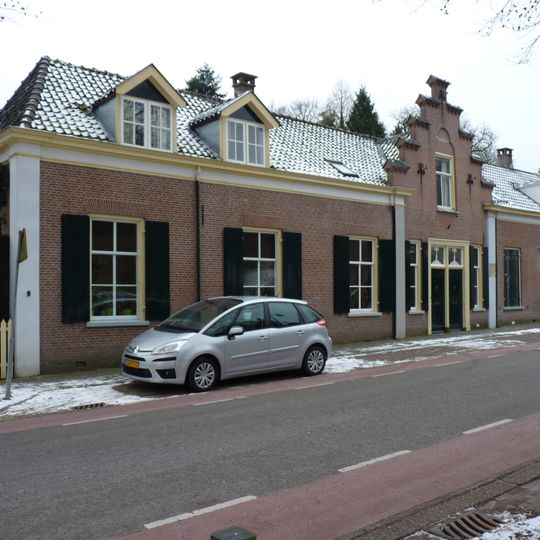 Huis van begane-grond met schilddak