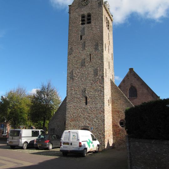 Kerktoren met zadeldak en aan de toren verbonden westgevel