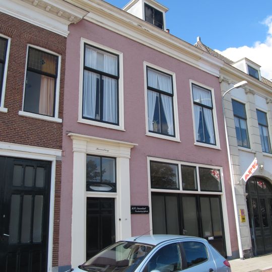 Pand met gevel met rechte kroonlijst, roze geverfd, houten deuromlijsting