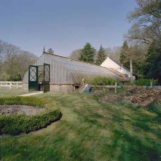 Oranjestein, kassen, kweekbakken en muren