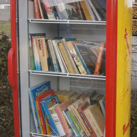 Public bookcase Hausleiten