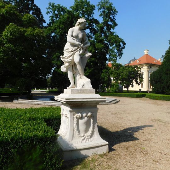 Socha Diany v zámeckém parku ve Slavkově