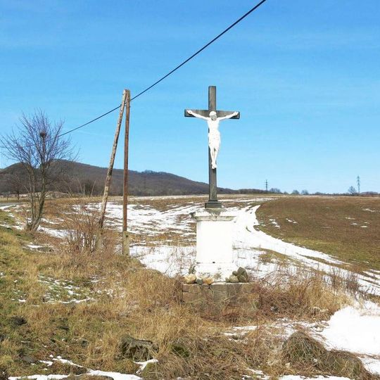 Kříž u silnice severně od Pokratic