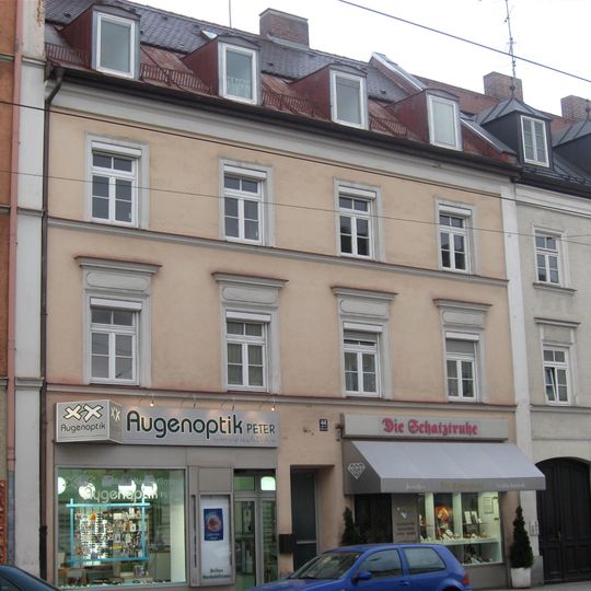 Dreigeschossiges Wohnhaus
