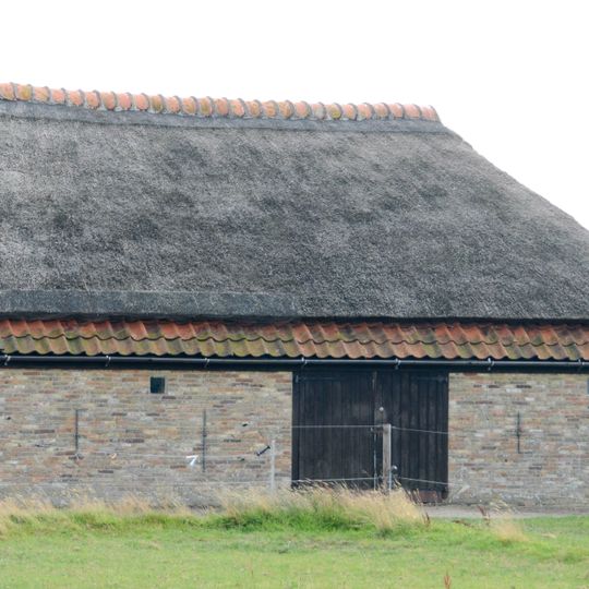 Boet, fraai in landschap gelegen. Aan een zijde met riet gedekt. Dubbel vierkant met hulpspanten