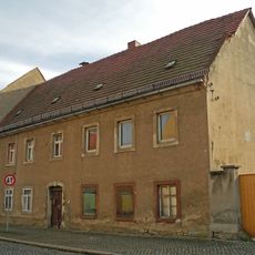 Wohnhaus in halboffener Bebauung, bildet ein Grundstück mit Antonstraße 19 Leschestraße 5