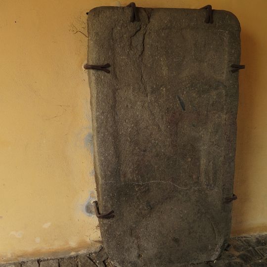 Kamenná deska s reliéfem kříže