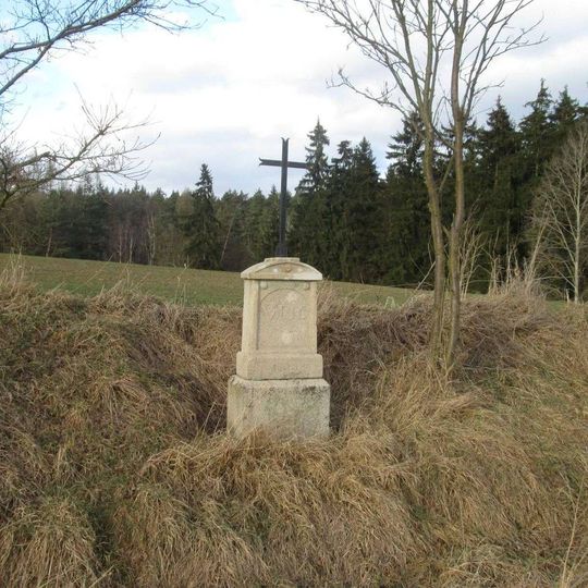 Kříž východně od Chrášťovic u lesa
