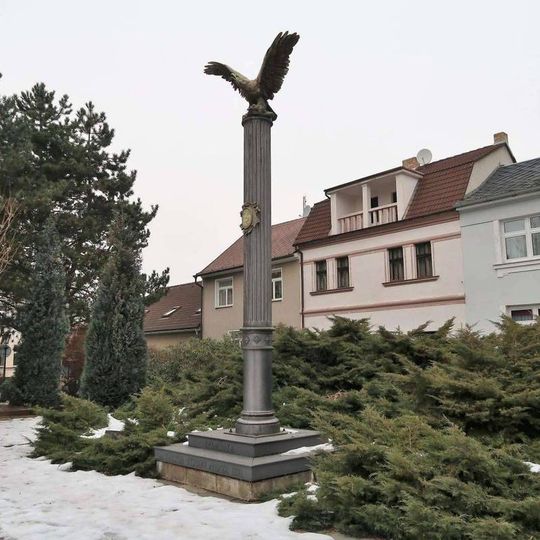 Мемориальная колонна в Комарове