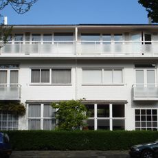 Vrijstaand dubbel woonhuis in de stijl van het Nieuwe Bouwen